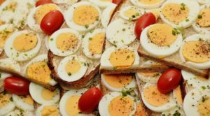 Huevos duros con pan